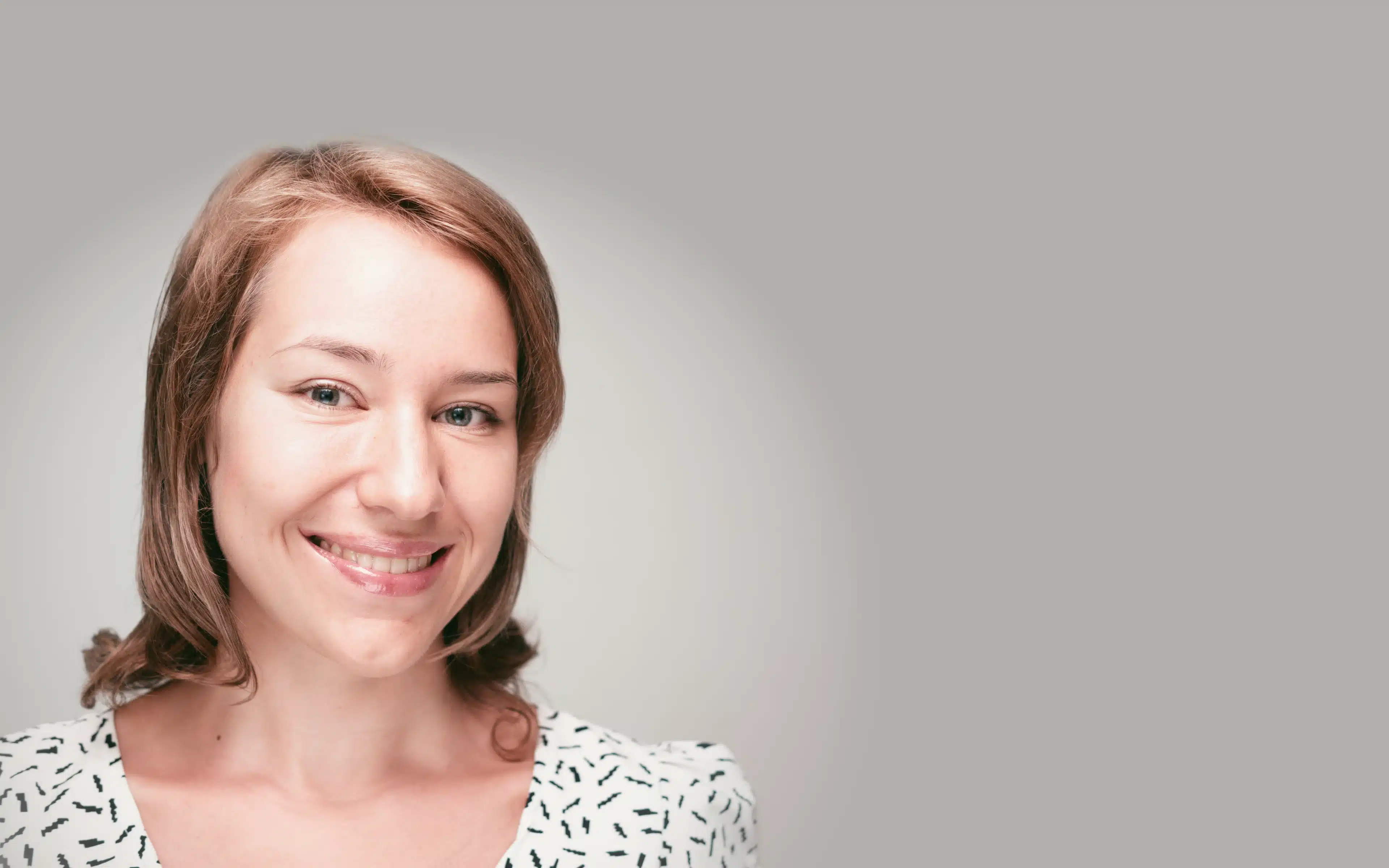 A woman with short blond hair who wears contact lenses.
