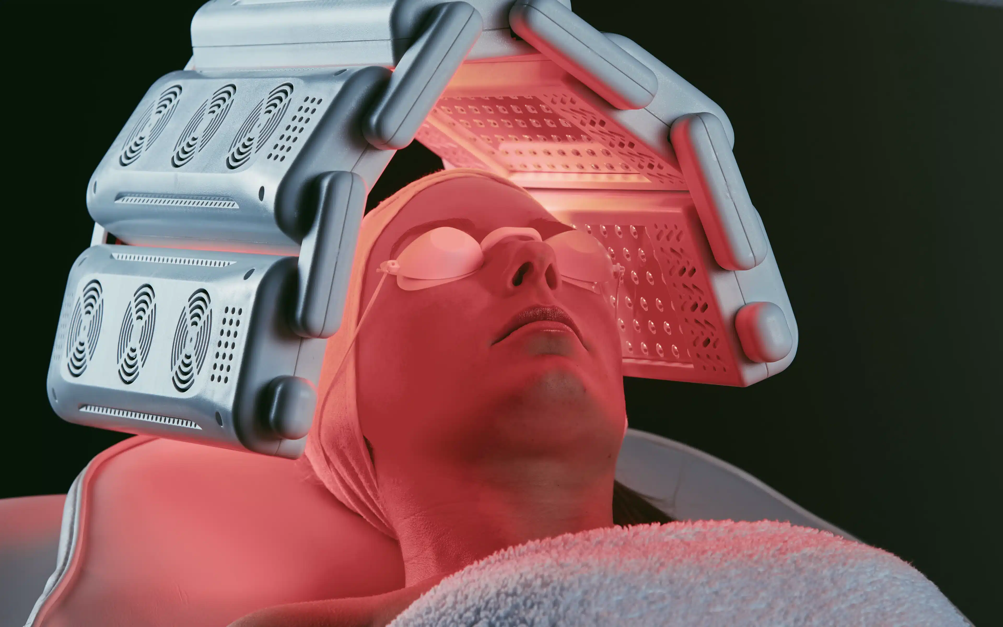 A female patient undergoes light therapy for Meibomian Gland Dysfunction.